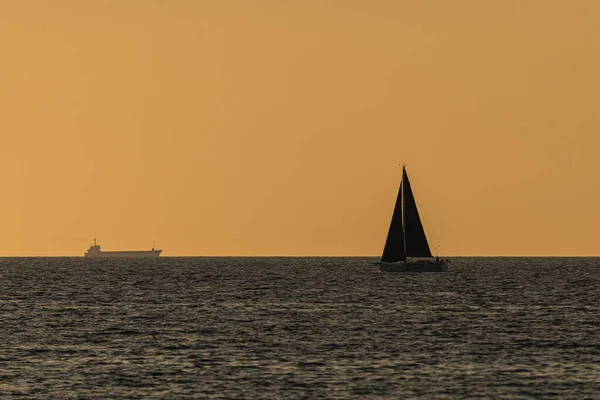 Foto Grande Nave Carico Piccola Barca Vela Sul Mar Baltico — Foto Stock