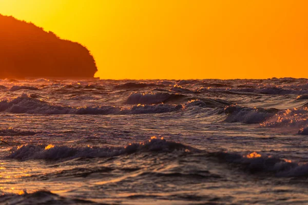 Zdjęcie Fal Burzowych Morzu Bałtyckim Złota Godzina — Zdjęcie stockowe