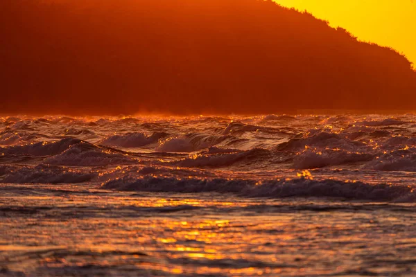 Foto Van Stormachtige Golven Oostzee Gouden Uur — Stockfoto