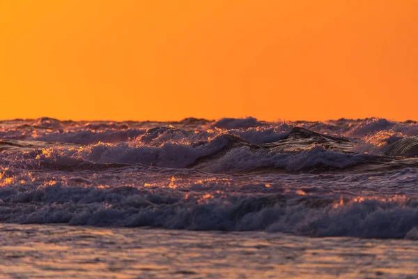 バルト海の嵐の波の写真 ゴールデンアワー — ストック写真