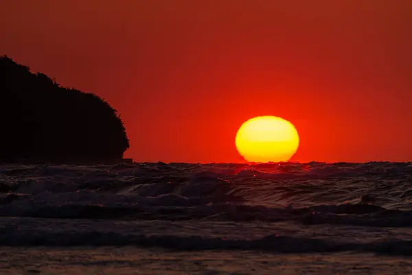 Foto Puesta Sol Sobre Olas Tormentosas Mar Báltico Hora Dorada —  Fotos de Stock