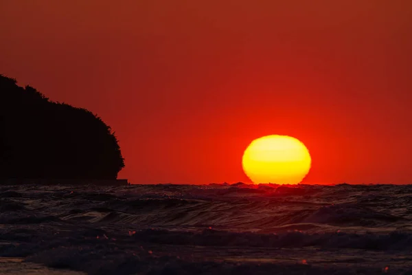 Foto Puesta Sol Sobre Olas Tormentosas Mar Báltico Hora Dorada —  Fotos de Stock