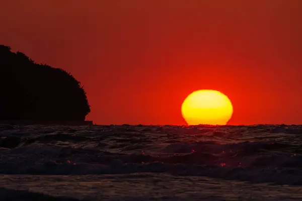日落时分 波涛汹涌的波罗的海上的照片 黄金时间 — 图库照片