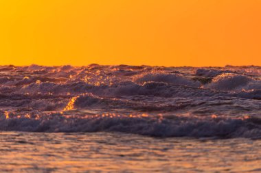 CHLAPOWO, POLAND - 3 Haziran 2023 Baltık Denizi 'nde fırtınalı dalgalar. Altın saat