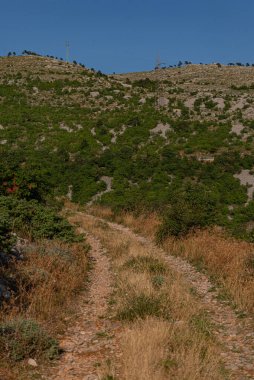 Hırvatistan 'ın Dalmaçya eyaletinin Senj kentindeki dağların fotoğrafı. Güzel tepe manzarası.