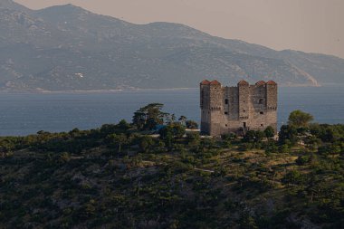 Hırvatistan 'ın Senj kentindeki tepenin üzerindeki Ortaçağ binası Nehaj kalesinin fotoğrafı