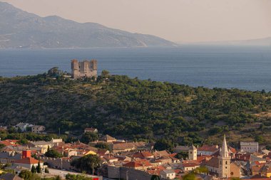 Senj kentinin havadan görüntüsü, Hırvatistan 'ın turistik beldesi