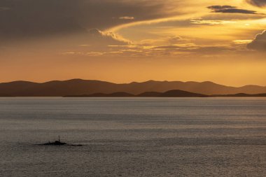 Hırvatistan 'ın Dalmaçya kentindeki Kornati Adaları üzerinde gün batımının güzel bir fotoğrafı. Hırvatistan Ulusal Parkı 