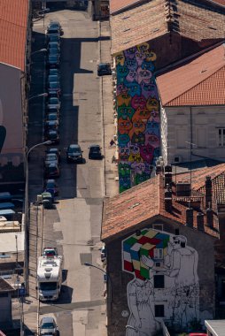RIJEKA, CROATIA - 22 AĞUSTOS 2023: Binaların duvarlarında sokak resimleri olan Rieka caddelerinin manzarası
