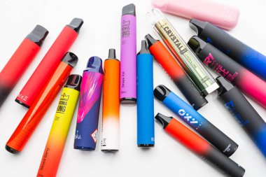 BIELSKO-BIALA, POLAND - 12 Aralık 2023: gözden çıkarılabilir elektronik sigaralar. Farklı şekillerde renkli e-sigaralar. Modern sigara kavramı.