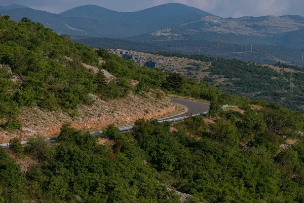 Hırvatistan 'ın Dalmaçya eyaletinin Senj kentindeki dağların fotoğrafı. Güzel tepe manzarası.