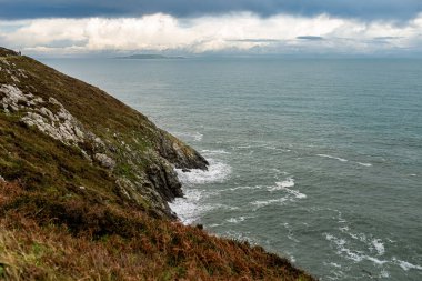 Fotoğraf: Howth Cliffs, Dublin, İrlanda. İrlanda kıyı şeridi ve Kuzey Denizi ile bulutlu bir manzara. Uçurumların Yürüyüşü.