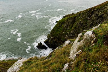 Fotoğraf: Howth Cliffs, Dublin, İrlanda. İrlanda kıyı şeridi ve Kuzey Denizi ile bulutlu bir manzara. Uçurumların Yürüyüşü.