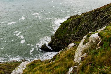 Fotoğraf: Howth Cliffs, Dublin, İrlanda. İrlanda kıyı şeridi ve Kuzey Denizi ile bulutlu bir manzara. Uçurumların Yürüyüşü.