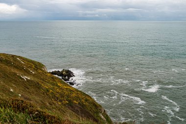 Fotoğraf: Howth Cliffs, Dublin, İrlanda. İrlanda kıyı şeridi ve Kuzey Denizi ile bulutlu bir manzara. Uçurumların Yürüyüşü.