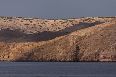 Hırvatistan 'daki Rab Adası' nın Rocky kıyı şeridi fotoğrafı. Uçurumlar ve mavi Adriyatik Denizi.
