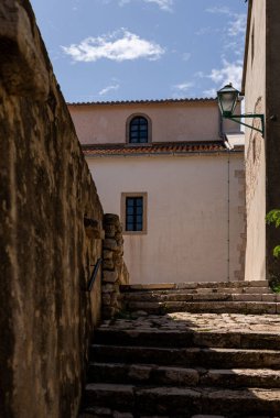 Hırvatistan 'ın Rab kentindeki Eski taş sokakların fotoğrafı