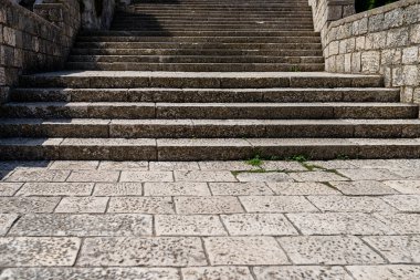 Eski, beyaz taş merdivenlerin fotoğrafı. Eski bir şehrin merdiveni.