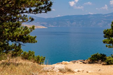 Güzel Akdeniz manzarasının fotoğrafı, Baska, Krk Adası, Hırvatistan