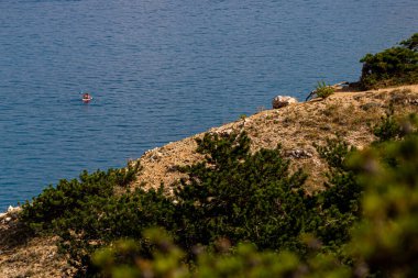 Güzel Akdeniz manzarasının fotoğrafı, Baska, Krk Adası, Hırvatistan