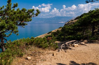 Güzel Akdeniz manzarasının fotoğrafı, Baska, Krk Adası, Hırvatistan