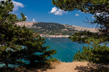 Güzel Akdeniz manzarasının fotoğrafı, Baska, Krk Adası, Hırvatistan