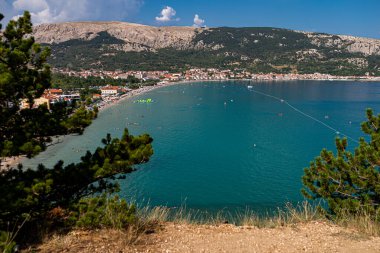Güzel Akdeniz manzarasının fotoğrafı, Baska, Krk Adası, Hırvatistan