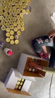 Şişelerin son ambalajını bir kutuda üretir