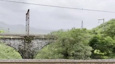 Şehirdeki tren rayları.