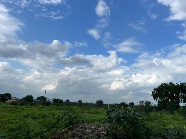 Dağları ve bulutlu gökyüzü olan güzel bir manzara.