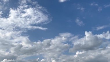 Beyaz bulutlu mavi gökyüzü