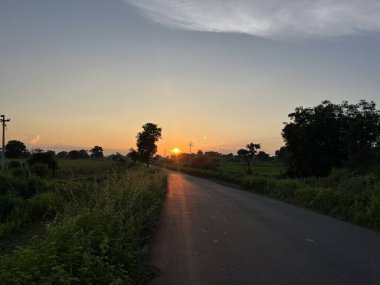 Güzel gün batımı yol üzerinde