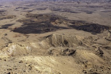 Ramon Krateri 'nin yüzeyi görünüyor. Negev Çölü Dağları. İsrail