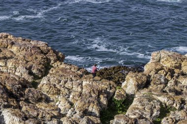 Dalgalar alçaldığında kıyı kayalıklarından deniz manzarası. Güney Afrika