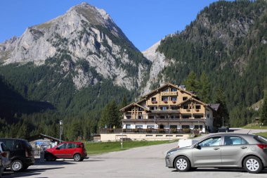 Dolomities, İtalya - 15 Eylül 2019: Alp köyü Dolomitler, İtalya.