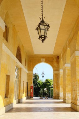 Mazer, İtalya - 14 Eylül 2019: Maser, İtalya 'daki Villa di Mazer bahçesine çıkan koridor, 14 Eylül 2019. Bu bir unesco dünya mirası..