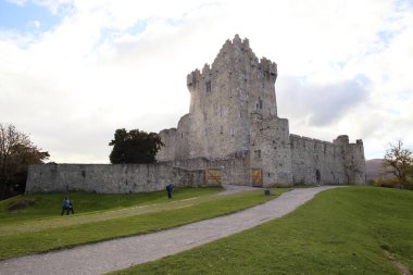 KILLARNEY, IRELAND - 14 Ekim 2018 'de İrlanda, Killarney' deki ulusal parkta Ross Castle. Tarihi bir simgedir..