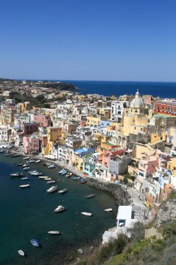 Napoli 'nin Procida Adası güneşli bir günde, İtalya 
