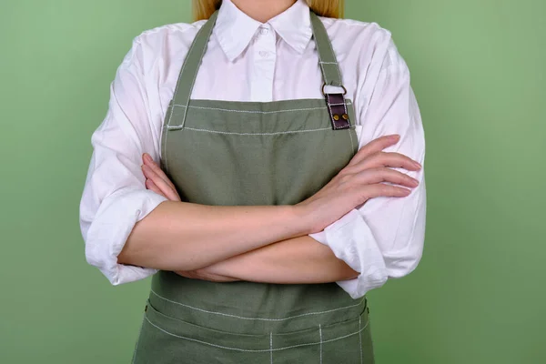 Uma Mulher Num Avental Cozinha Chefe Trabalha Cozinha Cozinhe Uniforme — Fotografia de Stock