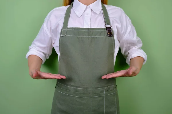 Una Donna Con Grembiule Cucina Chef Lavora Cucina Cucinare Uniforme — Foto Stock