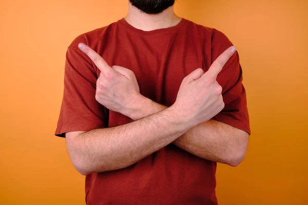 Чоловіча Модель Позує Біля Помаранчевої Стіни Червоній Футболці Джинсах Руки — стокове фото