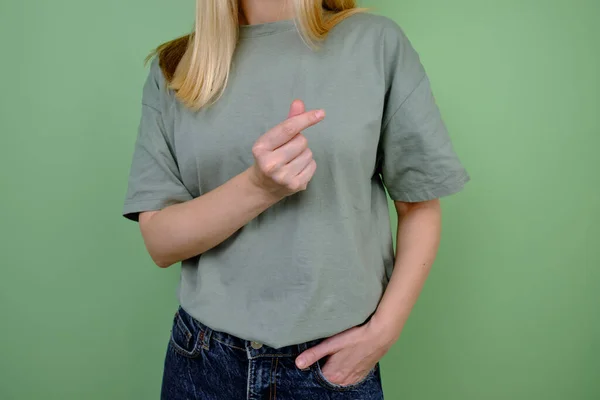 Meisjesmodel Poserend Bij Een Groene Muur Een Groen Shirt Jeans — Stockfoto