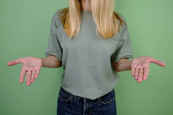Flicka Modell Poserar Nära Grön Vägg Grön Shirt Och Jeans — Stockfoto