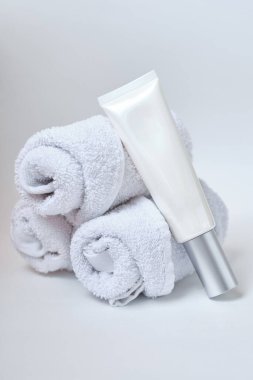 Sıvı, krem, jöle ve losyon için kozmetik şişeleri. Kozmetik sunumu için arka plan. Marka modeli için boş etiket. Deri bakımı konsepti. Kozmetik ürün sunumu