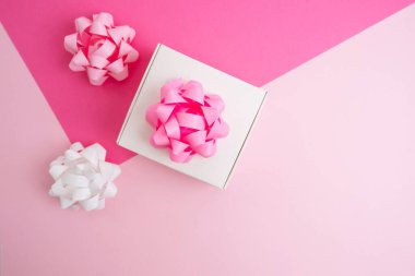Renkli arka planı olan bir hediye kutusu. Mutlu tatiller, hediye kutusuna yakın çekim. Boks günü sürprizi. Sihir zamanı. Paket kağıdı, oyuncaklar ve kurdele