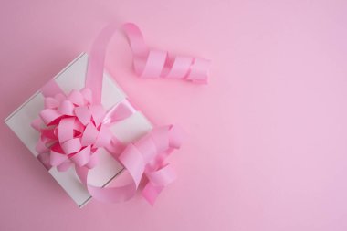 Renkli arka planı olan bir hediye kutusu. Mutlu tatiller, hediye kutusuna yakın çekim. Boks günü sürprizi. Sihir zamanı. Paket kağıdı, oyuncaklar ve kurdele