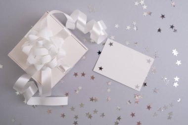 Renkli arka planı olan bir hediye kutusu. Mutlu tatiller, hediye kutusuna yakın çekim. Boks günü sürprizi. Sihir zamanı. Paket kağıdı, oyuncaklar ve kurdele