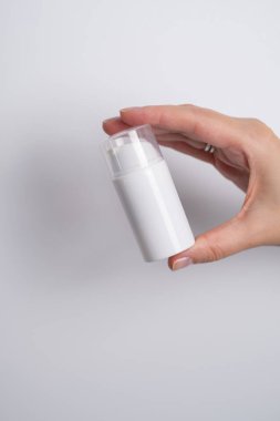 Bir kızın ellerinde bir kavanoz kaplıca kremi. Cilt bakımı. Eller için tıbbi ve dermatolojik kozmetik ürünleri. Bir kadının güzelliği ve sağlığı. Ceset için spa tedavisi. Doğal krem kaplamalı kap.