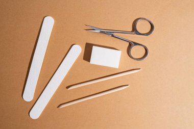 Manikür ve pedikür aletleri kompozisyonu, düz yatak. Tırnak cilası, dosya, makas. Profesyonel tırnak bakım ekipmanları. Güzellik konsepti