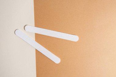 Manikür ve pedikür aletleri kompozisyonu, düz yatak. Tırnak cilası, dosya, makas. Profesyonel tırnak bakım ekipmanları. Güzellik konsepti